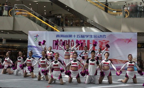 青海西宁：300名啦啦操运动员赛场上展现青春活力 