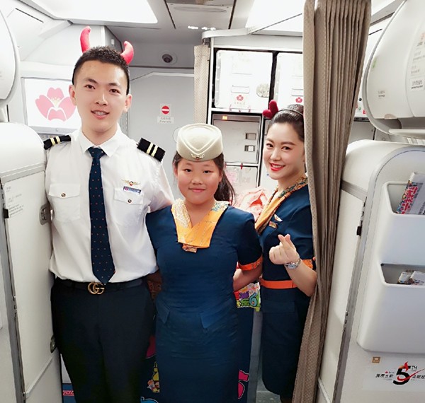 青岛航空趣味儿童节  旅客体验当空姐