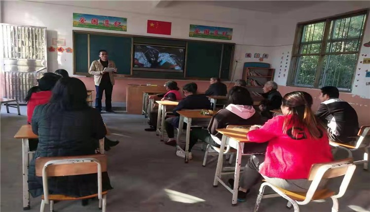  家校携手，共促成长——赣州市龙岭镇村里小学举行各年级家长会