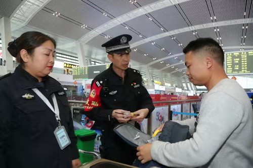 青海省西宁铁路警方强化安检措施确保旅客安全出行