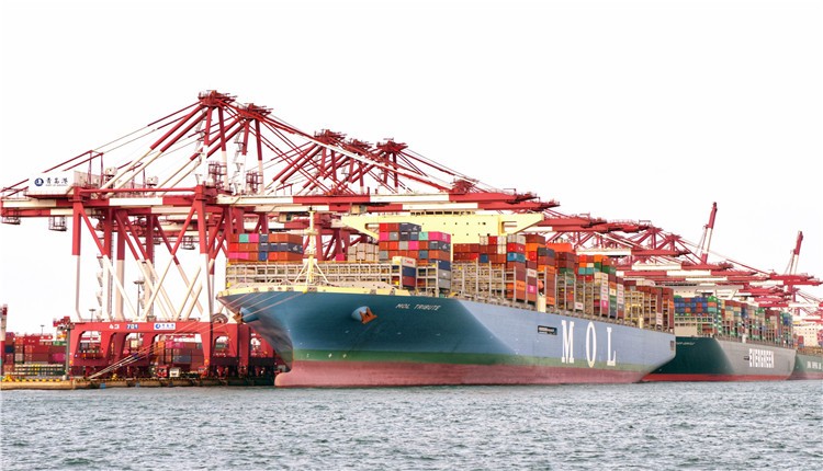 全球实载量最大集装箱船首航山东港口青岛港
