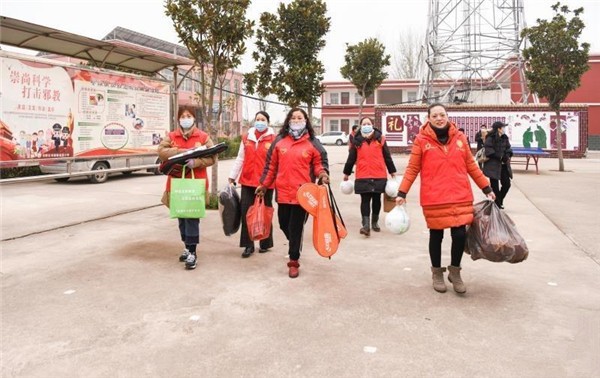 国际志愿日，爱心暖儿童  ——河南漯河开展志愿者日给农村留守儿童献爱心送温暖活动