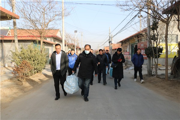 青岛纤检研究院领导到仁兆镇走访慰问建国前老党员和高戈庄小学
