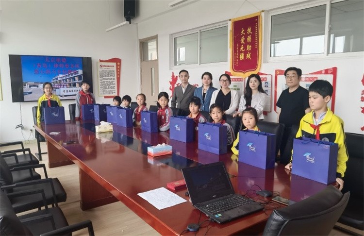 北京植德（青岛）律师事务所律师看望受资助的10名“春蕾女童”