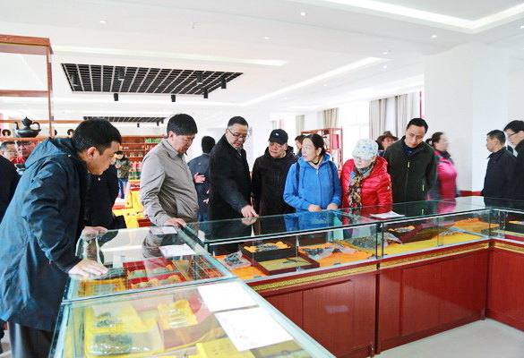 青海省委党校第59期中青班全体学员在班玛县学习考察