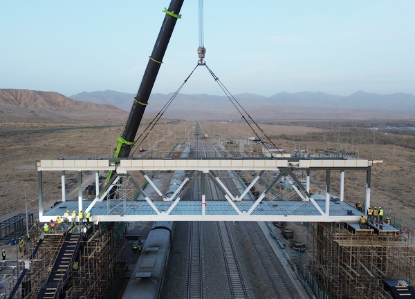 青藏铁路西格段提质工程乌兰站新建天桥钢结构顺利吊装成功