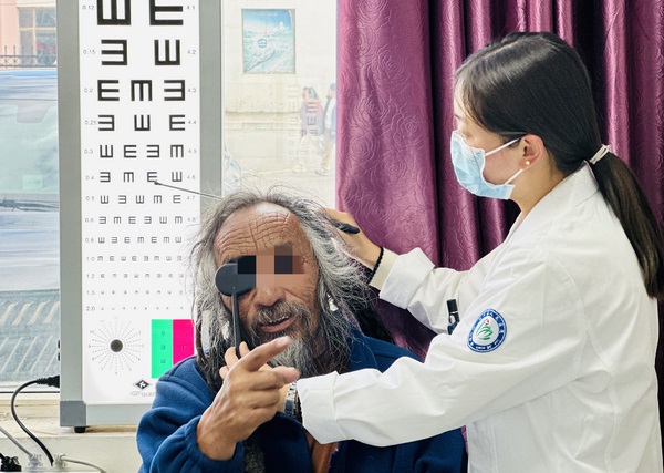 西宁市第一人民医院眼科专家：把温暖与光明播撒在牧区大地上