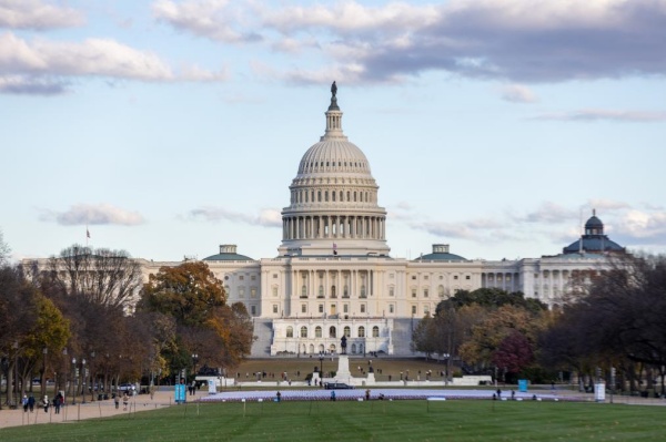 “毫不知情” 维秘前老板称遭爱泼斯坦“蒙骗”