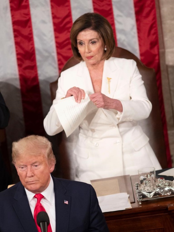 特朗普国情咨文演讲点名讽刺佩洛西
